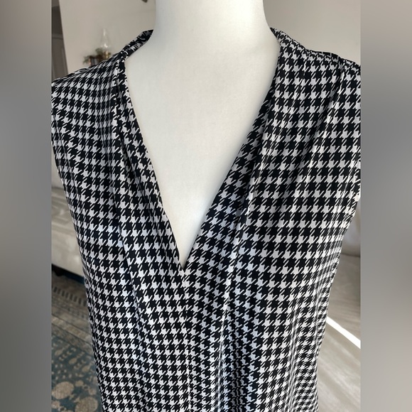 Vince Camuto Houndstooth Print Sleeveless Top - Picture 2 of 8